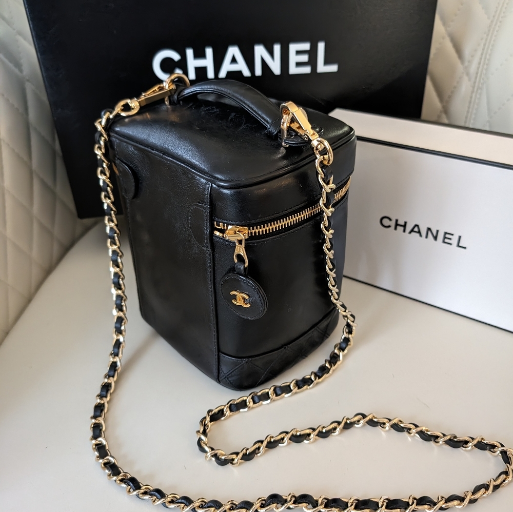 PRE LOVED CHANEL BICOLORE LAMBSKIN VANITY HAND BAG W/COA CODE 4291713